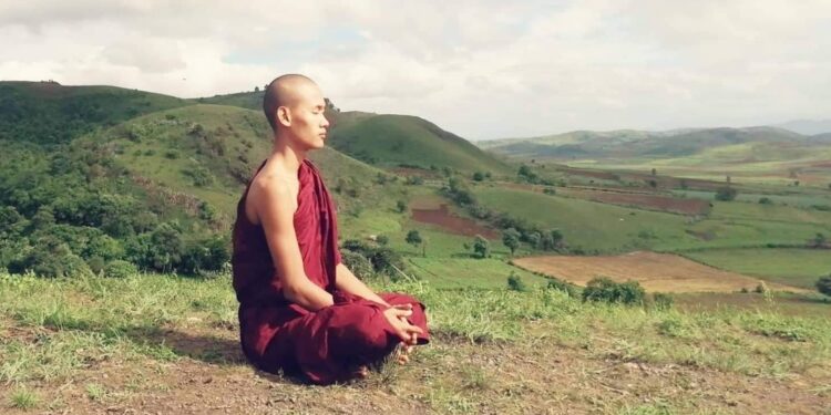 開箱緬甸另類少年和尚的日常   Naing Win：我用ESG和全世界交朋友！