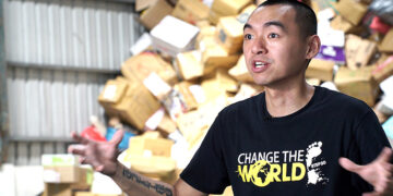 「舊鞋救命」創辦人楊右任：我從街頭少年到國際事工，讓鞋櫃裡的舊鞋子也能救命