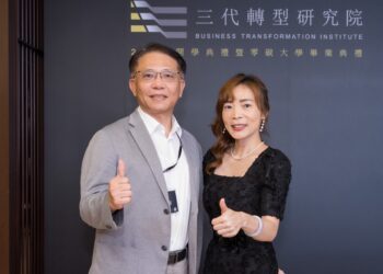 王怡雯（右）認為零碳大學能夠成功，除了學生們都相當認真、用功外，像王景裕老師（左）這樣的業師不吝付出，更是關鍵因素。（圖：臺灣數位企業總會）