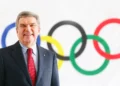 國際奧林匹克委員會現任主席 Thomas Bach 與奧運五環的合照。（圖：ASSOCIATION OF NATIONAL OLYMPIC COMMITTEES OF AFRICA）