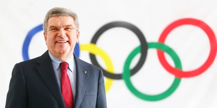 國際奧林匹克委員會現任主席 Thomas Bach 與奧運五環的合照。（圖：ASSOCIATION OF NATIONAL OLYMPIC COMMITTEES OF AFRICA）