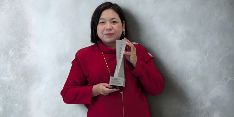 花漾量子创始人黄韶琴日前获得业界殊荣之首屆跨界共荣奖。（图：花漾量子文化）