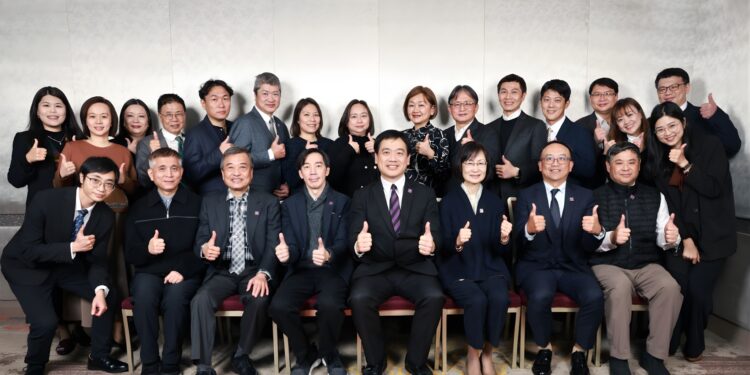 台湾投资人关系协会理监事群合照。（图：TIRI）