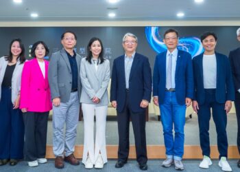 “三代转型研究院”首届年度峰会在台北举行，集结科技、零售、制造、顾问与跨国企业领域的讲者，共同探讨 AI 时代下的领导、判断与企业转型。（图：台湾数位企业总会）