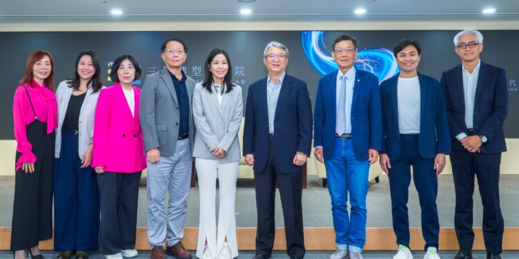 “三代转型研究院”首届年度峰会在台北举行，集结科技、零售、制造、顾问与跨国企业领域的讲者，共同探讨 AI 时代下的领导、判断与企业转型。（图：台湾数位企业总会）