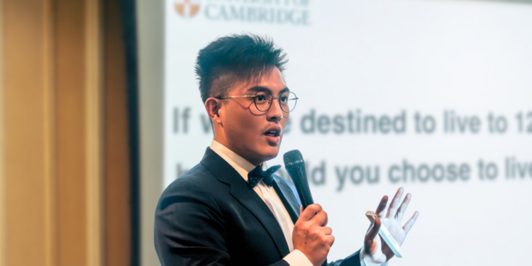 初悦妇研诊所院长周维薪医生，受邀至英国伦敦的牛津剑桥俱乐部（Oxford and Cambridge Club）发表闭门演讲。（图：周维薪医生）